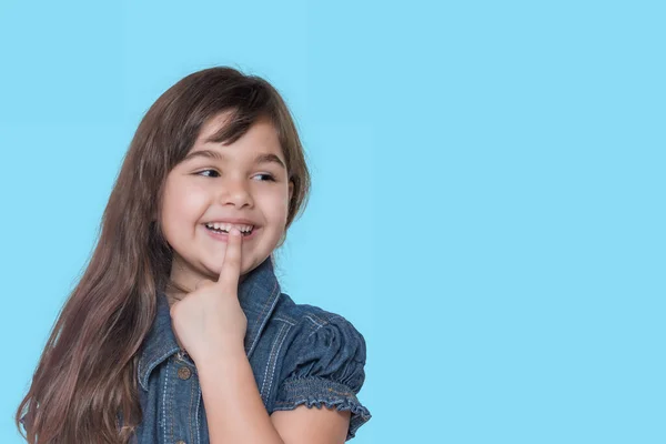 Retrato Adorable Niña Bronceada Pelo Largo Poniendo Dedo Los Labios — Foto de Stock