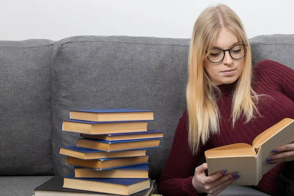 Concepto Autoeducación Mujer Joven Con Gafas Está Leyendo Libro Casa — Foto de Stock
