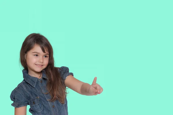 Sonriente Bronceada Niña Pelo Largo Lleva Traje Mezclilla Está Apuntando — Foto de Stock