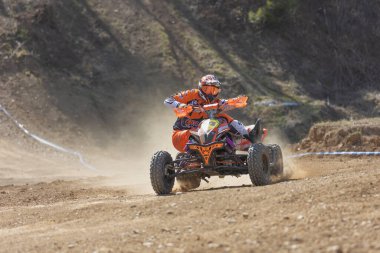 MOHELNICE, CZECH REPUBLIC - 16 Nisan 2022: Sidecarcross 'ta düzenlenen Uluslararası Çek Cumhuriyeti Şampiyonası sırasıyla 16 Nisan 2022' de Mohelnice Quad 'da genç bisikletli sürücü.