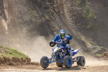 MOHELNICE, CZECH REPUBLIC - 16 Nisan 2022: Çek Cumhuriyeti Sidecarcross Uluslararası Şampiyonası 'nda, 16 Nisan 2022 tarihinde Mohelnice Quad' da sürücüler poz veriyor.