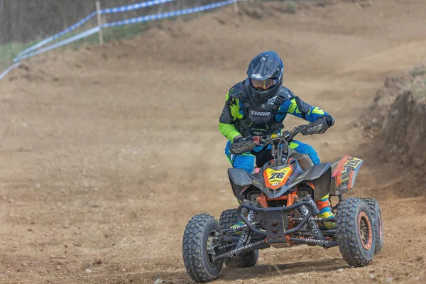 MOHELNICE, CZECH REPUBLIC - 16 Nisan 2022: Michal Kimerling Sidecarcross 'ta düzenlenen Uluslararası Çek Cumhuriyeti Şampiyonası' nda dört tekerlekli bisiklete bindi.. 