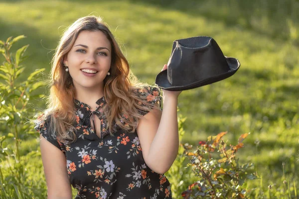 Portrait Smiling Attractive Young Woman Showing Her Black Straw Hat — Fotografia de Stock