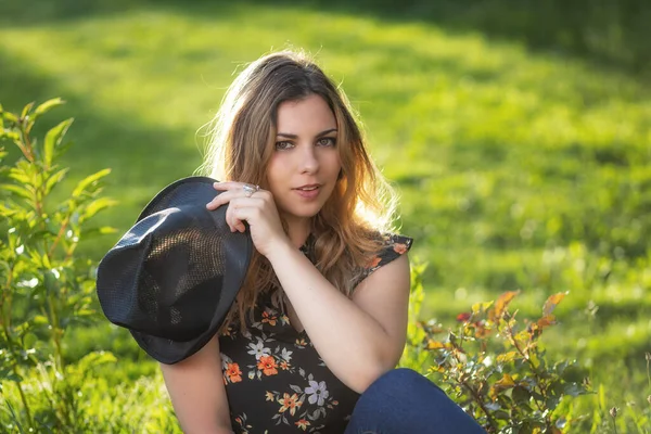 Portrait Attractive Young Woman Iposing Her Black Straw Hat Outdoors — Fotografia de Stock