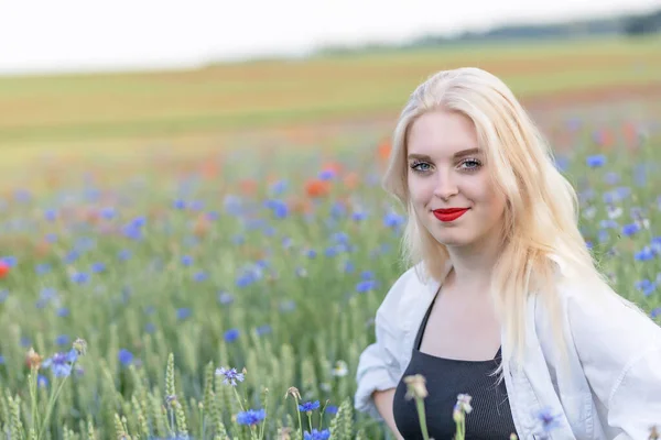 Smiling Attractive Blonde Woman Cornflower Poppy Meadow Summer Day Horizontally — Stockfoto