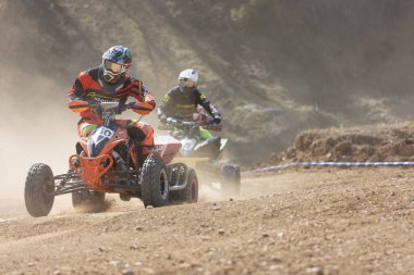 MOHELNICE, CZECH REPUBLIC - 16 Nisan 2022: Çek Cumhuriyeti Uluslararası Sidecarcross Şampiyonası 'nda dört tekerlekli bisiklete binen iki sürücü, 16 Nisan 2022 tarihinde Mohelnice Quad' da.  