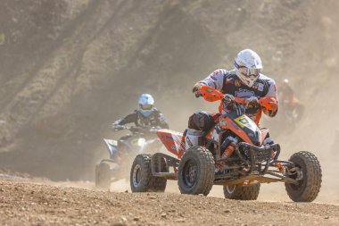 MOHELNICE, CZECH REPUBLIC - 16 Nisan 2022: Sidecarcross 'ta düzenlenen Uluslararası Çek Cumhuriyeti Şampiyonası' nda solda dört tekerli bisiklete binenler, 16 Nisan 2022 'de Mohelnice Quad' da.  