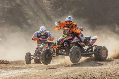 MOHELNICE, CZECH REPUBLIC - 16 Nisan 2022: Çek Cumhuriyeti Uluslararası Sidecarcross Şampiyonası 'nda Dörtlü bisiklet binicisi atlama, kategori Quad 16 Nisan 2022, Mohelnice.  