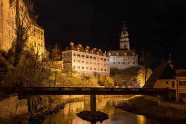 Cesky Krumlov 'un kalesine ve Çek Cumhuriyeti' ndeki kulesine güzel bir manzara. Yatay olarak.