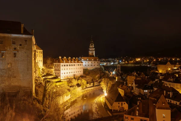 町チェスキー クルムロフと夜のチェコ共和国の城 水平方向 — ストック写真