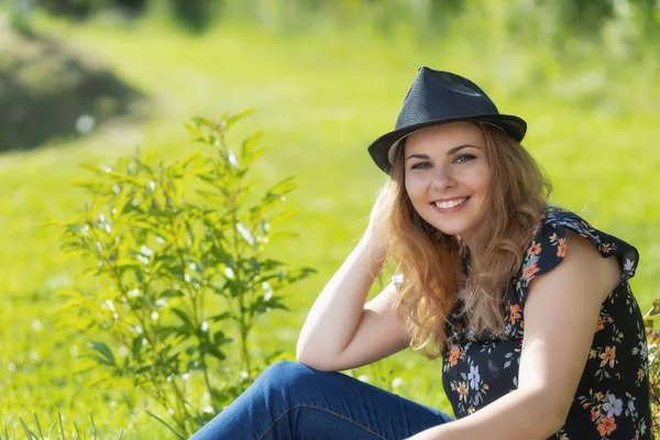 Retrato Mulher Jovem Atraente Chapéu Palha Preta Está Sentado Livre — Fotografia de Stock
