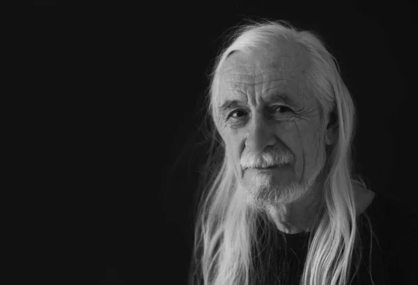 Uzun Beyaz Saçlı Gülümseyen Çekici Yaşlı Bir Adamın Gösterişsiz Siyah — Stok fotoğraf