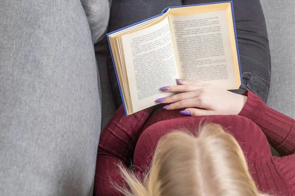 Chica Rubia Está Leyendo Libro Mientras Revés Sofá Horizontalmente — Foto de Stock