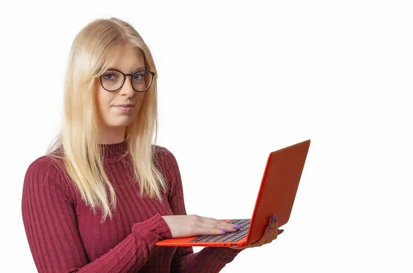 Glimlachende Blanke Jonge Vrouw Met Behulp Van Laptop Geïsoleerd Witte — Stockfoto