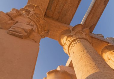 Karnak tapınağında hiyeroglifli sütunlar. Mısır. Yatay olarak.