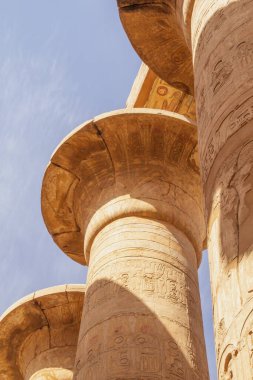 Karnak Tapınağı 'nda hiyeroglifli sütunlar. Mısır. Dikey.