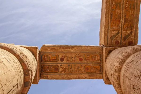 Karnak tapınağında renkli hiyeroglifli sütunlar. Arka planda mavi gökyüzü. Mısır.