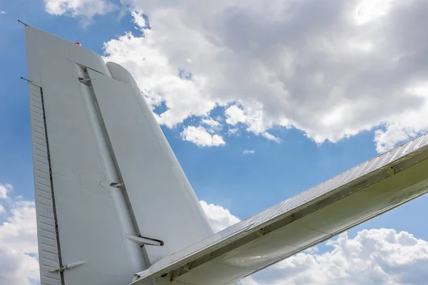 Travel Concept Back Wing Airliner Blue Sky Background — Φωτογραφία Αρχείου