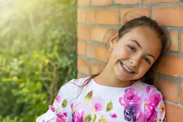 Una Niña Linda Posando Contra Una Pared Ladrillo Horizontalmente — Foto de Stock