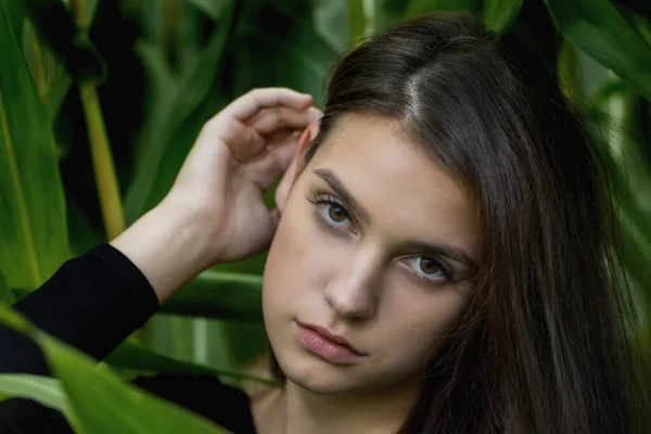 Retrato Cerca Una Joven Morena Posando Entre Las Plantas Verdes — Foto de Stock