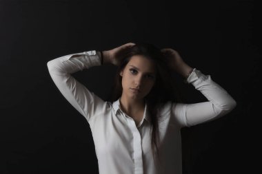 İki eli saçında güzel bir genç kadının sade portresi.. 