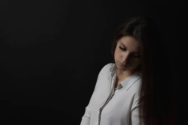 Низкий Ключевой Портрет Грустной Молодой Женщины Позирующей Склоненной Головой Горизонтально — стоковое фото