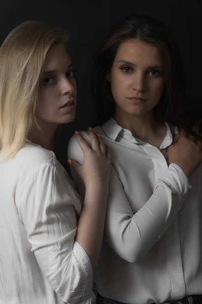 Retrato Dos Mujeres Jóvenes Posando Para Cámara Estudio Verticalmente —  Fotos de Stock