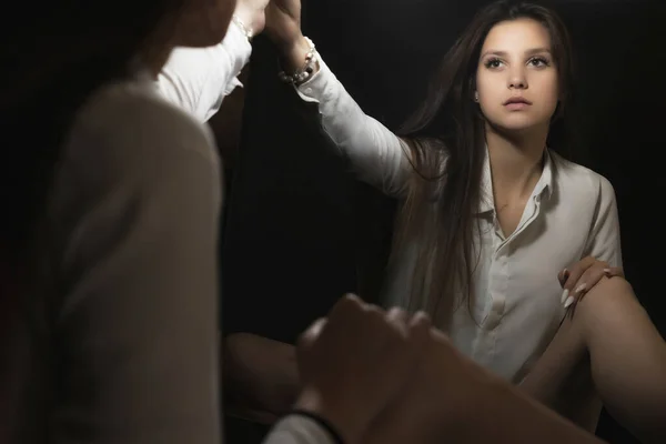 Retrato Mujer Joven Mirando Reflejo Espejo Haz Luz Horizontalmente —  Fotos de Stock