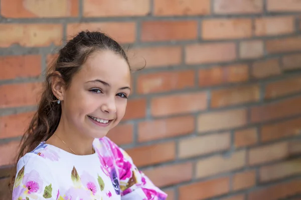 Porträt Eines Hübschen Kleinen Mädchens Das Die Kamera Lächelt Ziegelmauer — Stockfoto