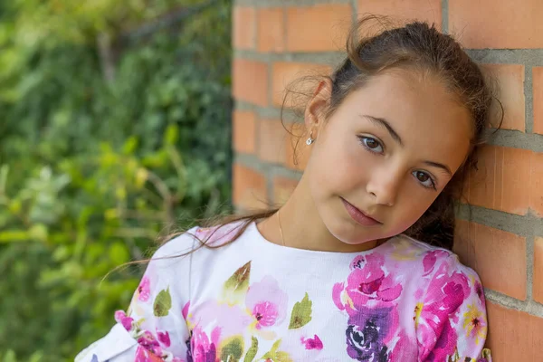 Linda Niña Posa Con Cabeza Apoyada Una Pared Ladrillo Horizontalmente — Foto de Stock