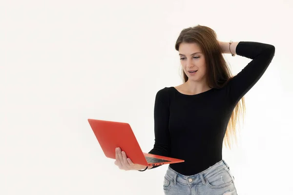 令人惊讶的年轻女子手里拿着笔记本电脑 因白人背景而被隔离 — 图库照片