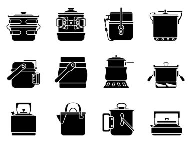 Mühürlü bir demlik, kaynamak için bir çaydanlık, kapaklı bir tencere. Dışarıda, kamp ateşinde yemek pişirmek. Kamp, yürüyüş ve seyahat için sofra takımı.