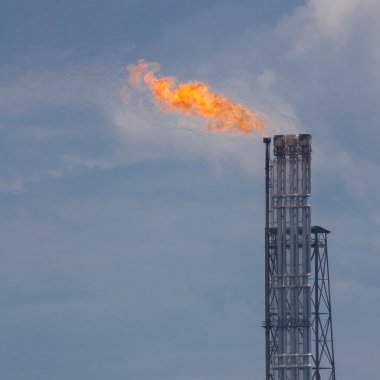 gün batımı sırasında yanan petrol gaz patlaması