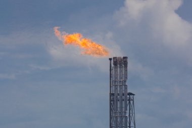 gün batımı sırasında yanan petrol gaz patlaması