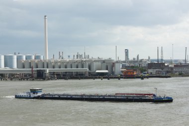 Rotterdam liman (Hollanda içinde yelken küçük kimyasal tanker)