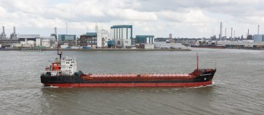 Rotterdam liman (Hollanda içinde yelken küçük kimyasal tanker)