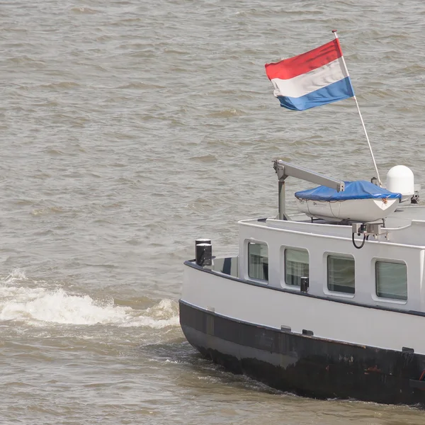 Голландский национальный флаг на корабле — стоковое фото