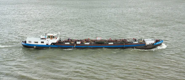 Rotterdam liman (Hollanda içinde yelken küçük kimyasal tanker) — Stok fotoğraf