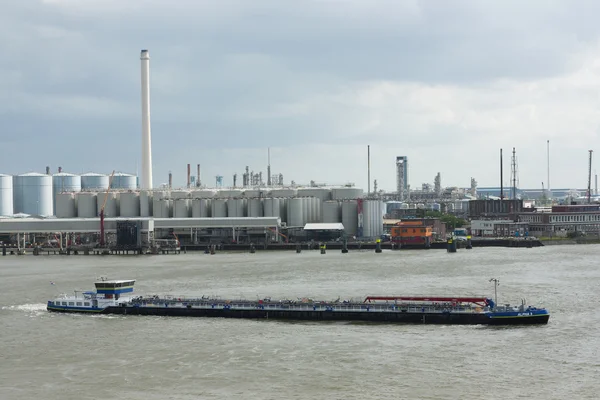 Petit pétrolier chimique naviguant dans le port de Rotterdam (Hollande) ) — Photo