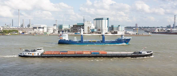 Varios barcos navegando en el puerto de Rotterdam (Holanda) ) — Foto de Stock