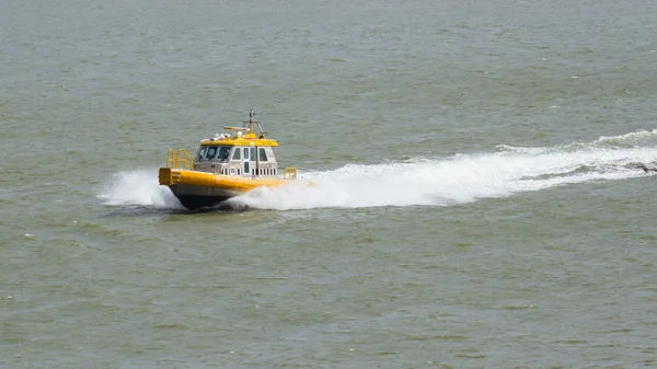 Crewtender amarelo em alta velocidade — Fotografia de Stock