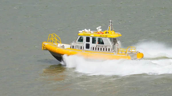 Crewtender amarelo em alta velocidade — Fotografia de Stock
