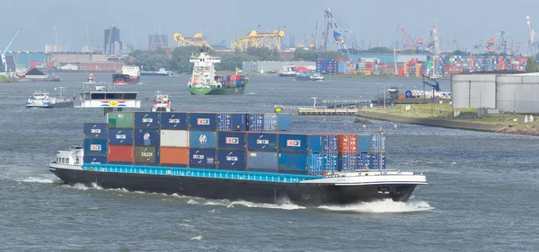 Containrar på ett containerfartyg — Stockfoto
