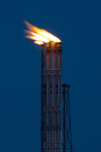 Вспышка нефтяного газа ночью — стоковое фото