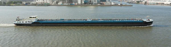 Pequeño petrolero químico navegando en el puerto de Rotterdam (Holanda ) — Foto de Stock