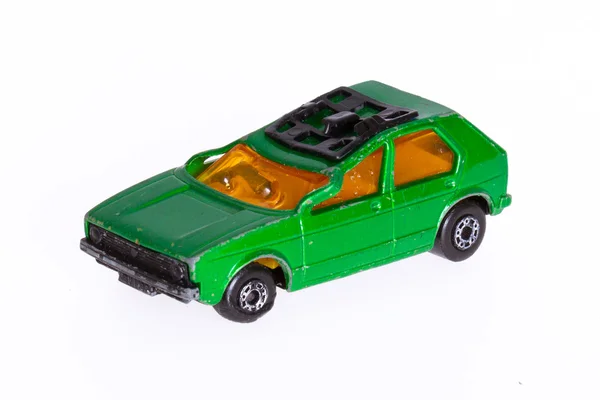 Oude gebroken speelgoedauto (1970) — Stockfoto