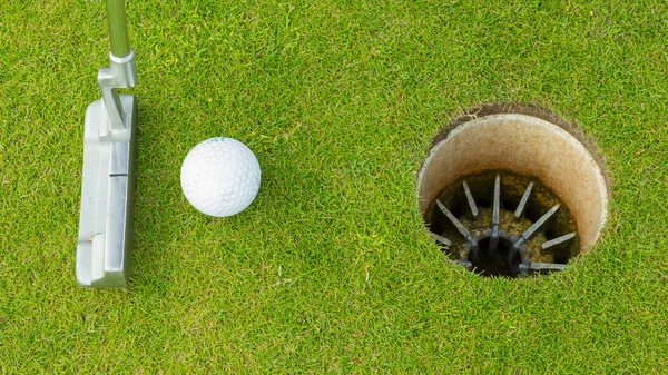Bola de golfe e tee em campos verdes — Fotografia de Stock