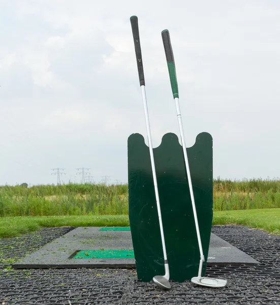 Två golfklubbor ständiga — Stockfoto
