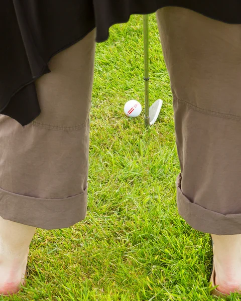 Jogador de golfe batendo a bola — Fotografia de Stock