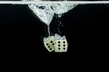 su sıçramasına ile zar